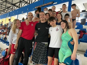 Alcuni atleti dell'H2O Sport con il campione Stefano Ballo